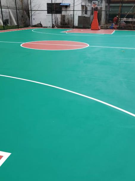 岱岳 球场长期使用易出现地面开裂